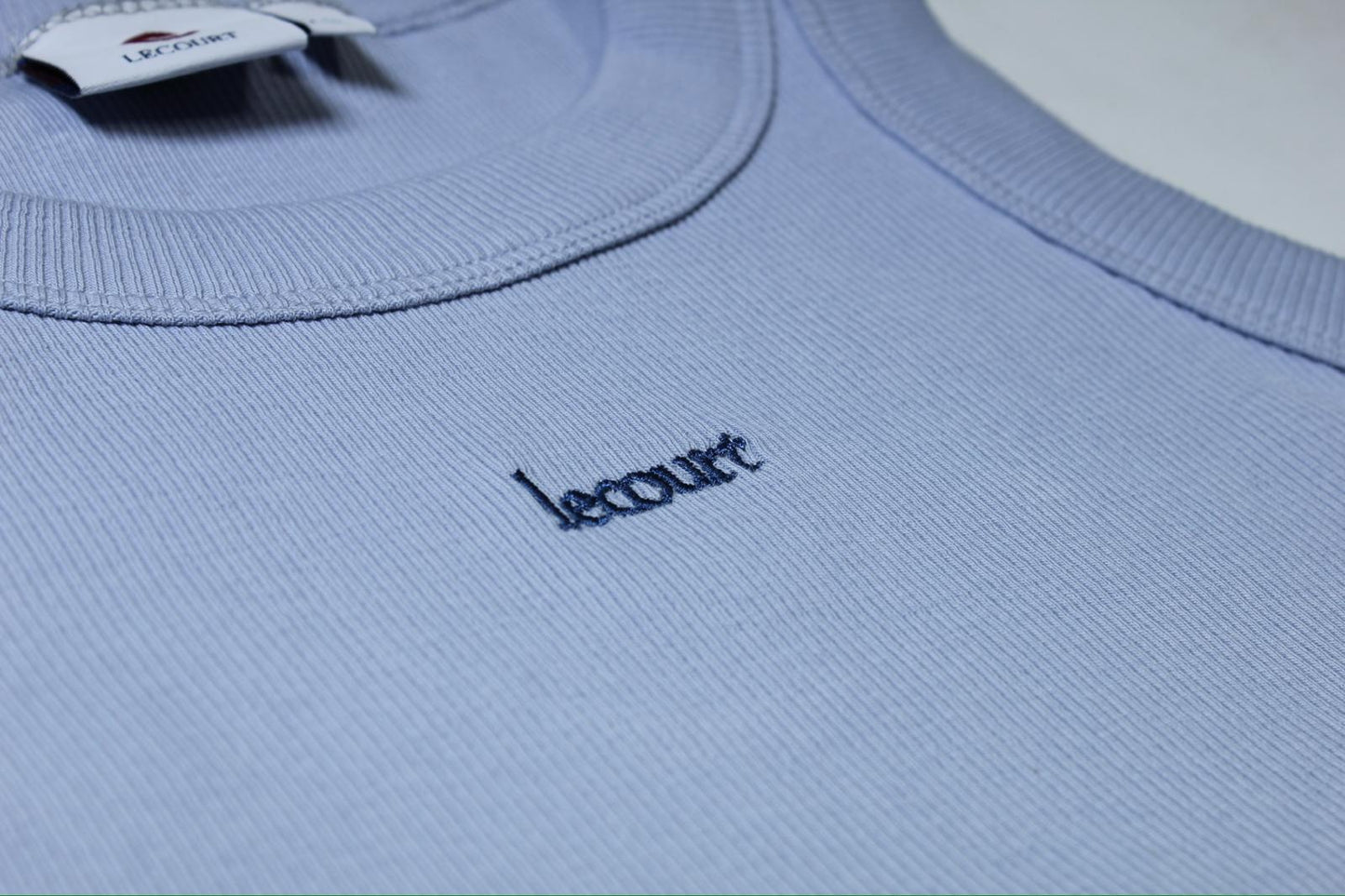 Detalle del bordado lecourt en el tank baby blue