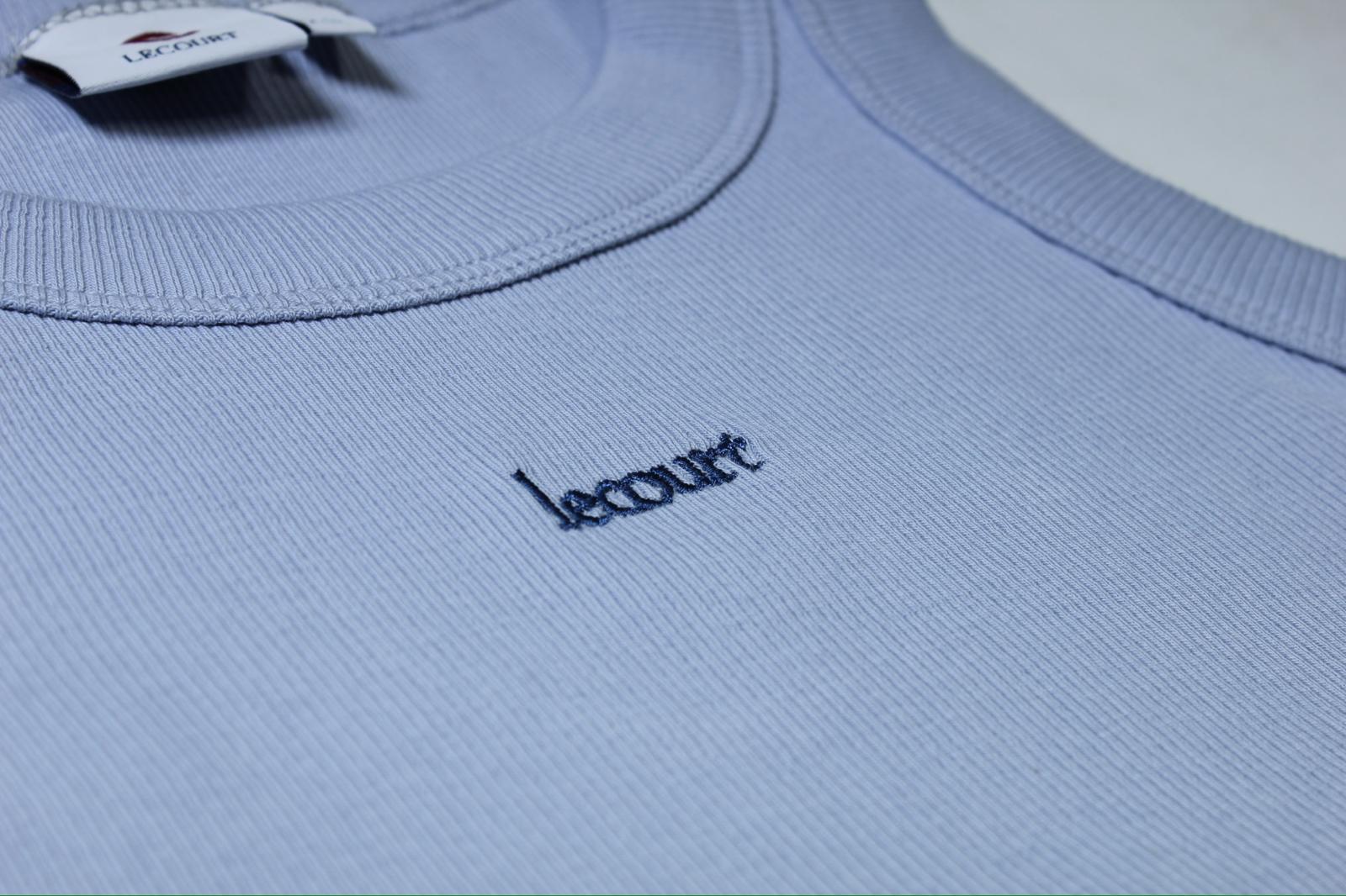 Detalle del bordado lecourt en el tank baby blue