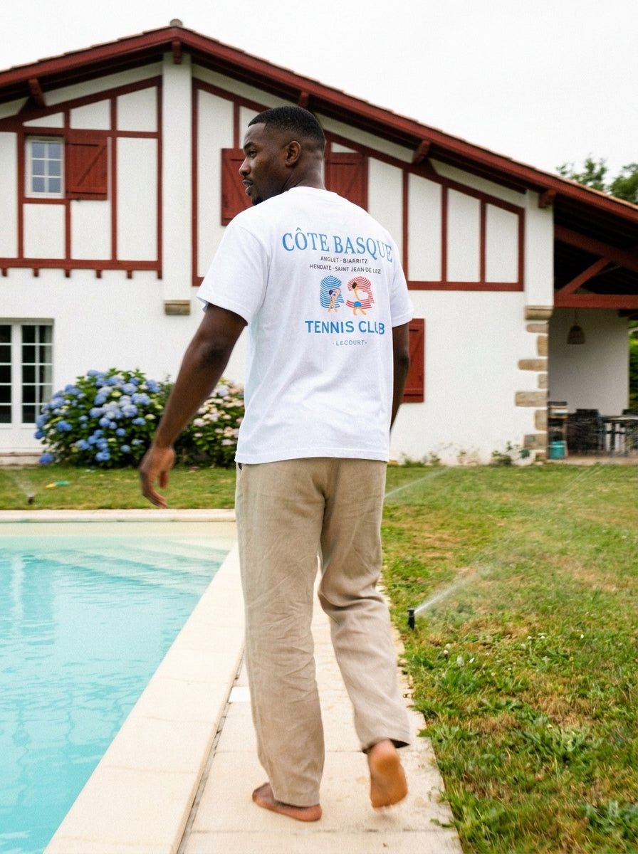 Hombre con camiseta Cote Basque junto a la piscina