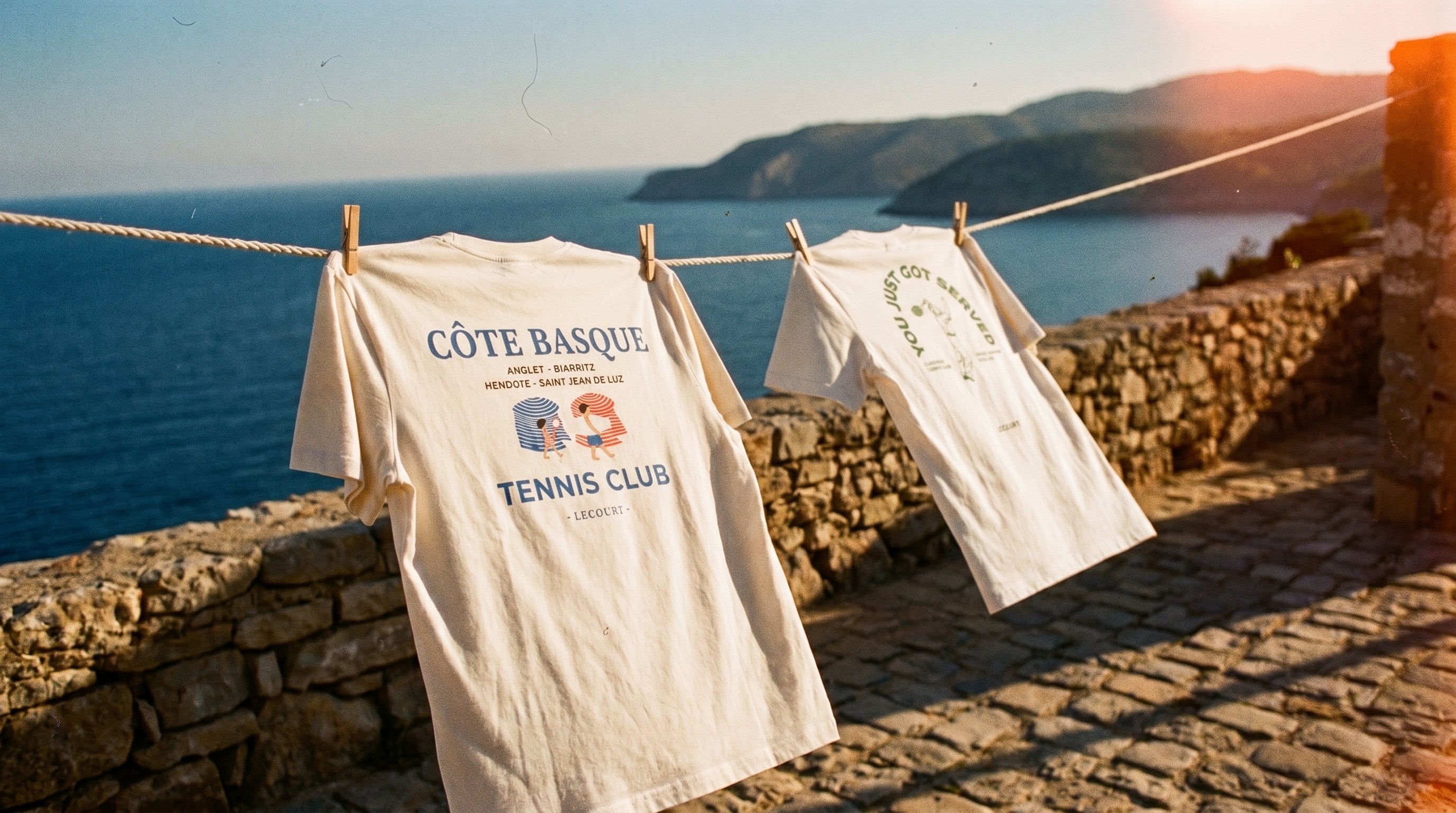 Lecourt hombre - camisetas Cote Basque Tennis Club tendidas frente al mar