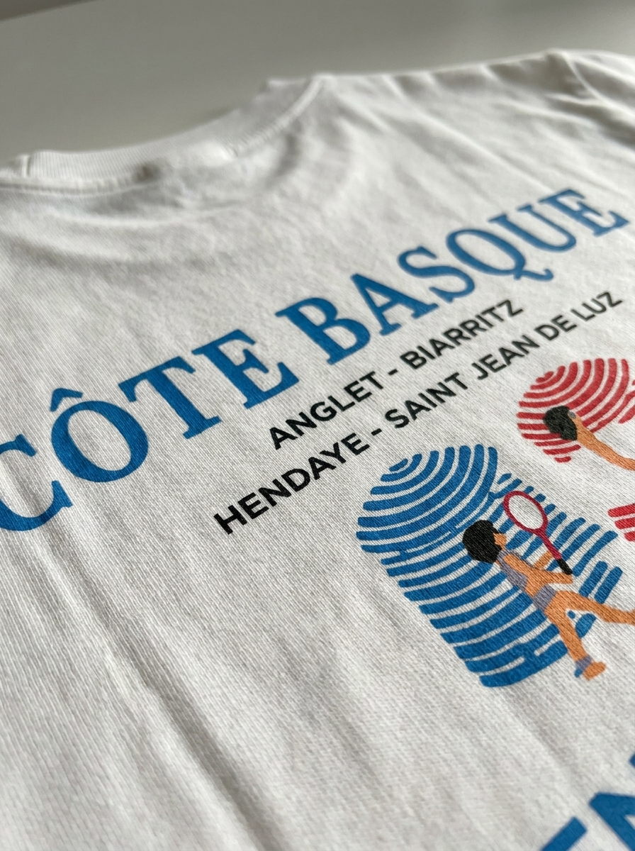 Detalle del estampado Cote Basque Tennis Club