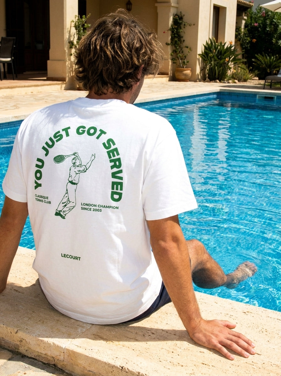 Chico con camiseta You Just Got Served junto a la piscina