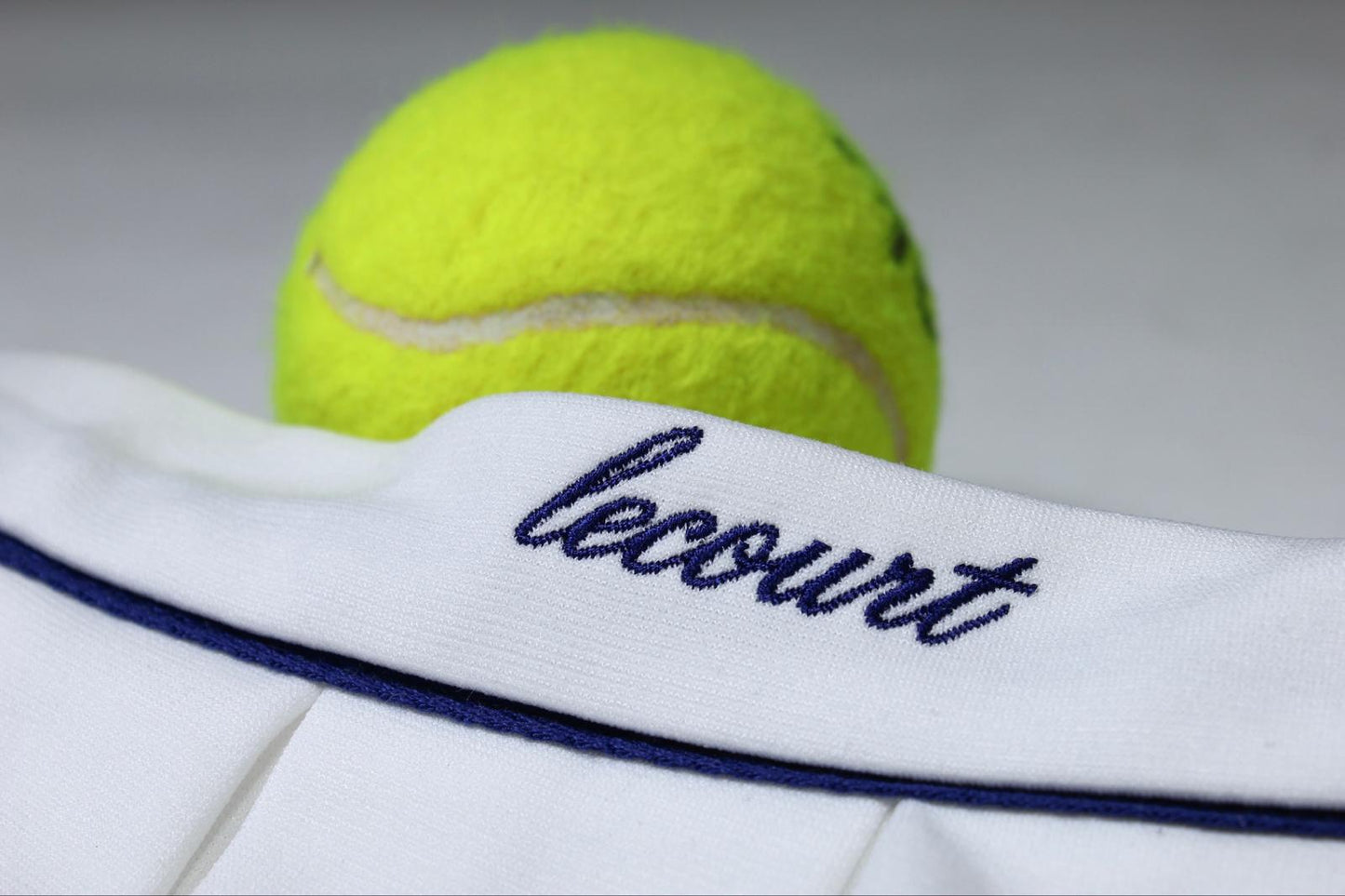 Detalle del bordado lecourt en azul marino y pelota