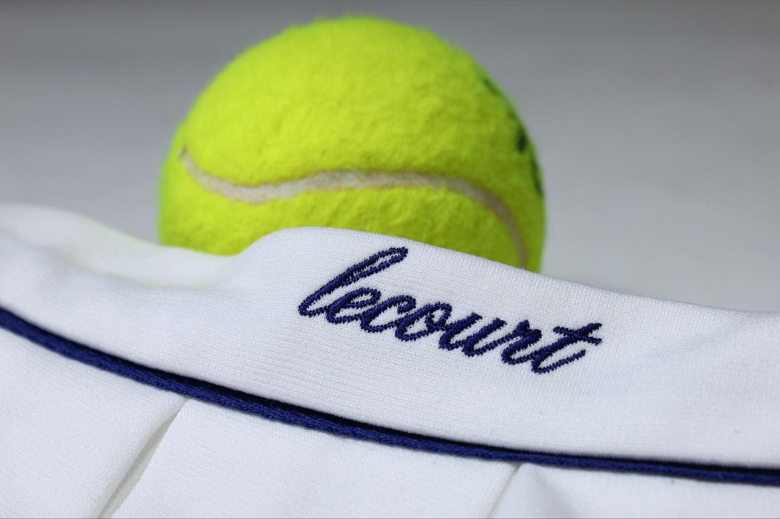 Detalle del bordado lecourt en azul marino y pelota