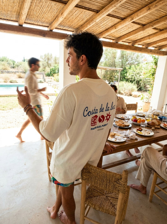 Chico con camiseta Costa de la Luz en una comida al aire libre
