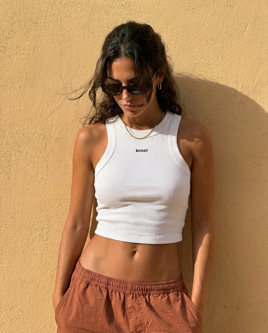 Chica con tank blanco Lecourt al sol