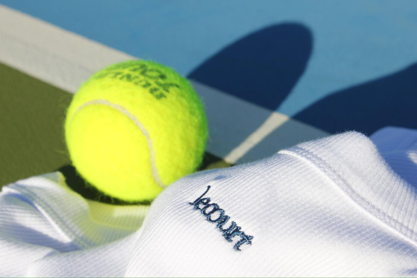 Detalle del bordado lecourt y pelota de tenis